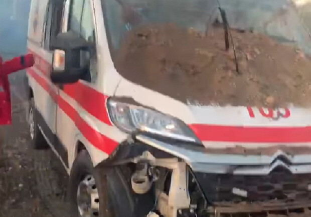 Росіяни обстріляли автомобілі швидкої, що виїжджали на виклик у Харківській області. 