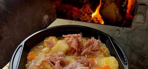 Нас не подолати: під час знеструмлень кухарі львівської школи готують дітям обіди на буржуйці