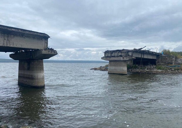 На Печенежском водохранилище восстанавливают мост. 