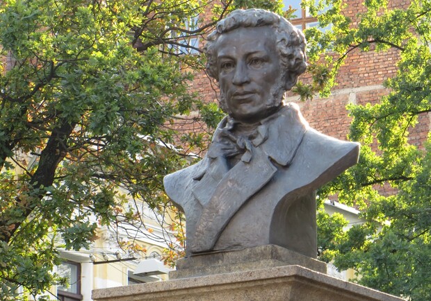 В Харькове демонтировали памятник Пушкину. 