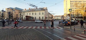 На вулиці Бандери облаштували діагональний пішохідний перехід