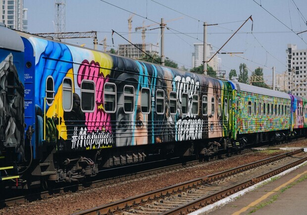 Из Киева в Крым запустят ярко раскрашенный "Поезд к Победе". 