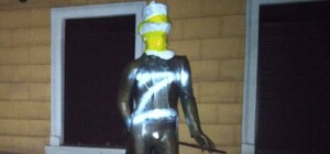 Символы российского вторжения и надпись 