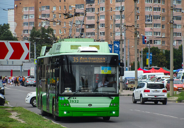 На Салтовке временно не будут курсировать два троллейбуса, еще три изменят маршрут. 