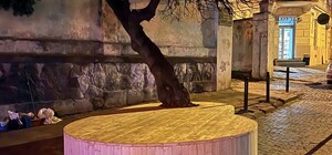 Біля церкви святого Антонія у Львові встановили незвичайну лавку 