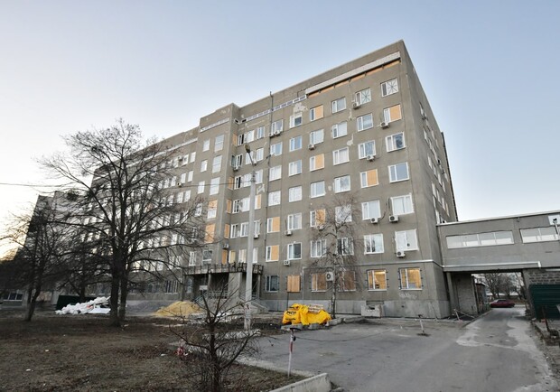 У Харкові ремонтують зруйновану російським обстрілом лікарню. 