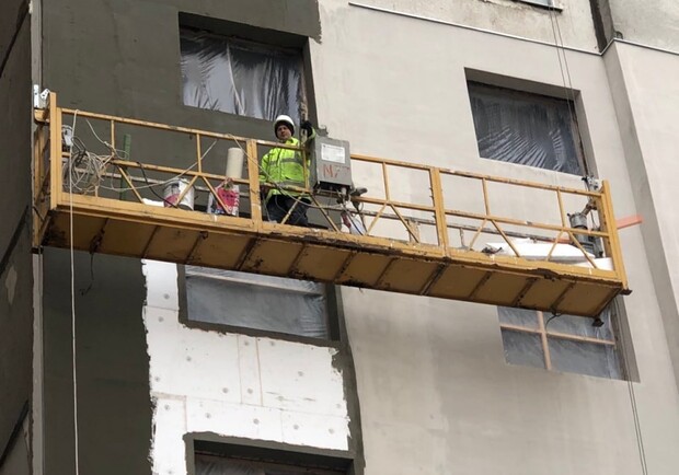 У Харкові відновлюють будинки, що постраждали від російських обстрілів 