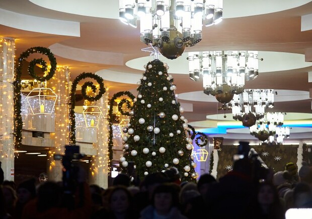 В Харьковском метро открыли новогоднюю елку 