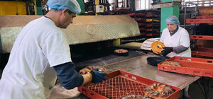 На Одесском хлебзаводе пекут более 20 тысяч рождественских калачей для ВСУ и переселенцев