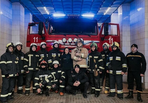 Иностранец показал, как из-за его объектива выглядят спасатели Харькова 