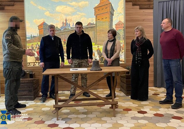 СБУ передала до Харківського музею дзвін зі знищеного росіянами храму 