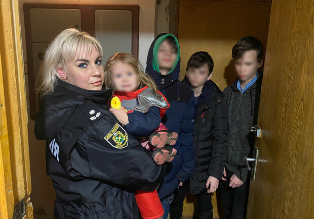В Харькове четверо детей остались сами в квартире – фото: Полиция Харьковской области