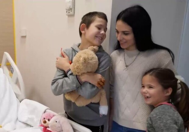Женщина усыновила 4 детей из Купянска, отец которых погиб от кассетного снаряда - фото: ТСН