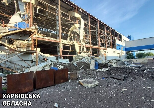 У Харківській області ракетами С-300 знищено нафтопереробний завод. 