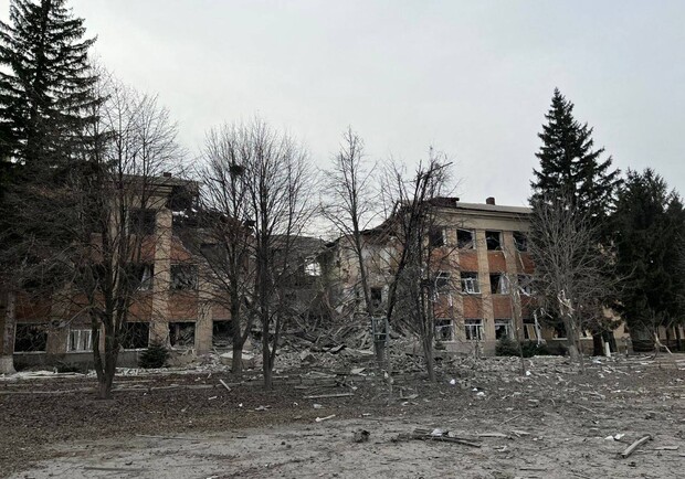 Российская армия разрушила колледж в Харьковской области.