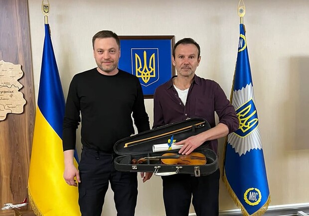 Вакарчук рассказал, как Монастырский подарил ему скрипку из Харькова - фото: Святослав Вакарчук/Facebook
