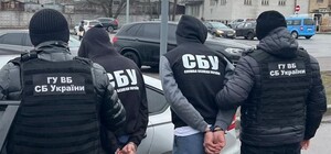 В Киеве мужчины продавали паспорта Украины гражданам РФ