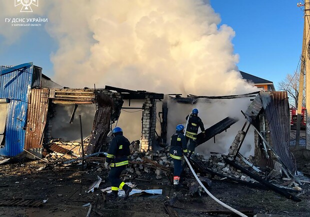 Рятувальники показали, як гасили пожежу у Куп’янську після ранкового обстрілу.