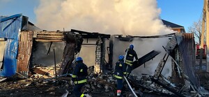 Спасатели показали, как тушили пожар в Купянске после утреннего обстрела