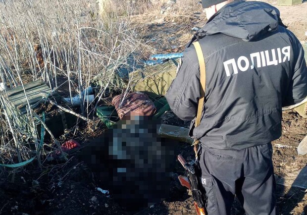 На Харківщині ексгумували тіло жінки, яка загинула від авіаудару.
