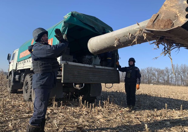 Спасатели показали, как вывозят остатки ракеты С-300 в Харьковской области.