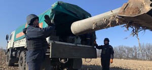 Спасатели показали, как вывозят остатки ракеты С-300 в Харьковской области (фото)