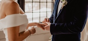 Украинцы смогут жениться и развестись за границей