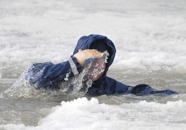 В Харькове два выпивших подростка провалились под лед. 