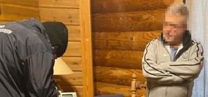 Сотрудники СБУ сняли обувь перед обысками в доме Коломойского