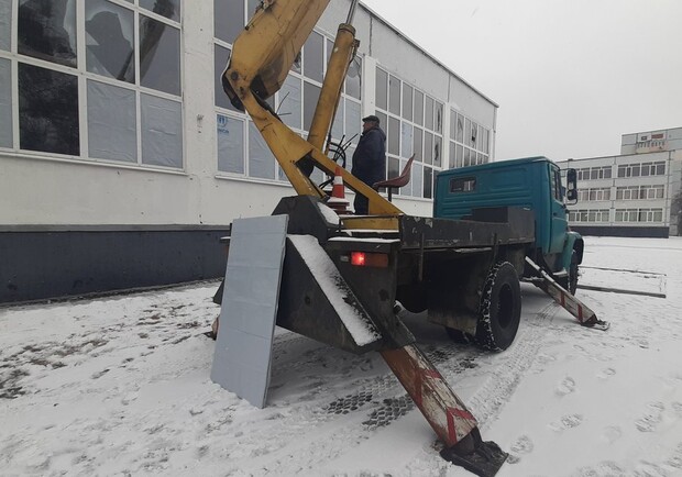 Розбирають завали, зачиняють вікна: як працює "Харківська армія відновлення". 