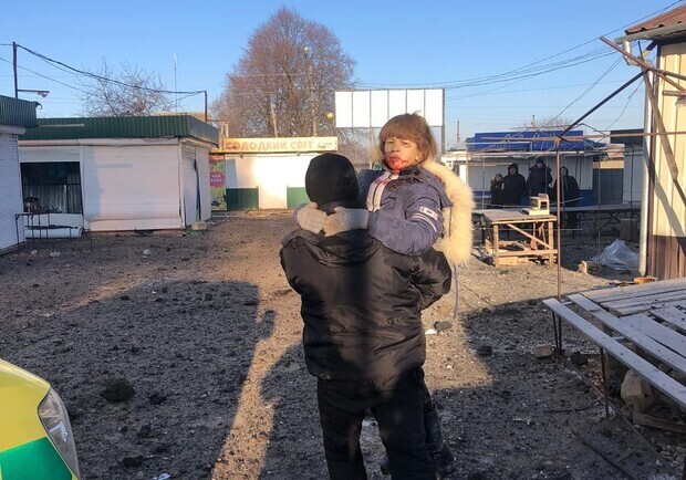 Девочка, которую достали из-под завалов после обстрела рынка в Шевченково, встретилась со своим спасителем. 