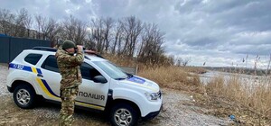 В Днепре мужчина плавал на льдине посреди реки (видео)