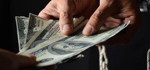 В Киеве чиновник КГГА продавал места на ярмарках за 500 долларов