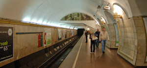 У Києві дівчина стрибнула на колії метро і йшла назустріч поїзду