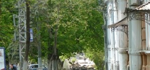 В Симферополе улица Горького стала похожа на поле боя