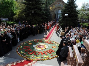 Возле Благовещенского собора розами написали "Долгая лета". Фото с официального сайта Харьковского горсовета.