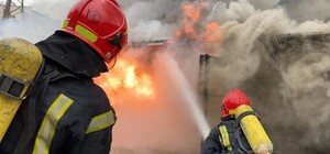 В Киеве масштабный пожар на проспекте Бандеры: фото, видео 