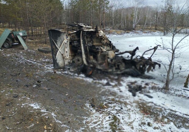 В Харьковской области автомобиль наехал на противотанковую мину. 