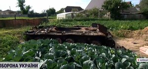 На городі одного з будинків на Київщині досі стоїть танк окупантів