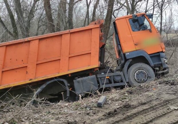 Под Харьковом грузовик дорожно-строительной компании подорвался на мине. 