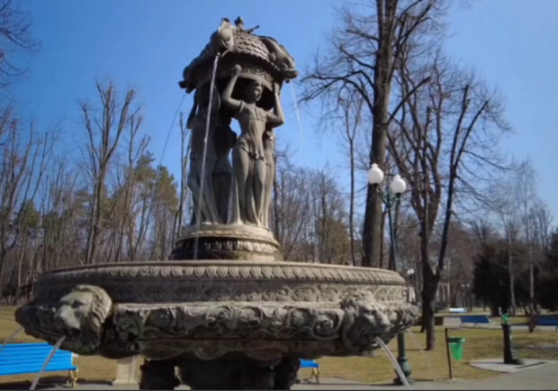 У парку Горького розпочався перший фонтан. 