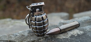 Під Харковом поліцейські зупинили автомобіль зі зброєю, гранатами та боєприпасами