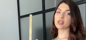 Блогерка из Одессы нарисовала своей грудью патриотическую картину (видео)