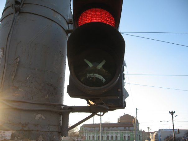 Недавно на улицах Харькова появились люди-светофоры. 