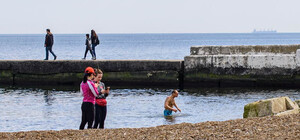 Незважаючи на заборону: одесити відкрили пляжний сезон
