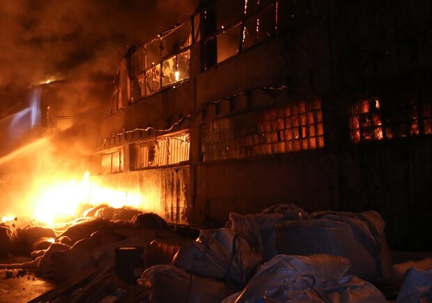 На Залютино горели склады: с пожаром боролись почти семь часов. | Фото: ГСЧС в Харьковской области