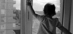 В Днепре ребенок выпал из окна пятого этажа и погиб