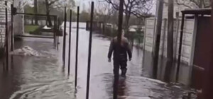 В городе на Днепропетровщине затопило дворы домов и улицы (видео)