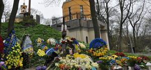 На згадку про загиблого героя України Да Вінчі зібралися люди на Аскольдовій могилі