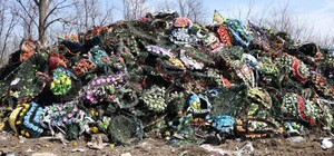 В Днепре планируют запретить использовать искусственные цветы и венки на кладбищах 